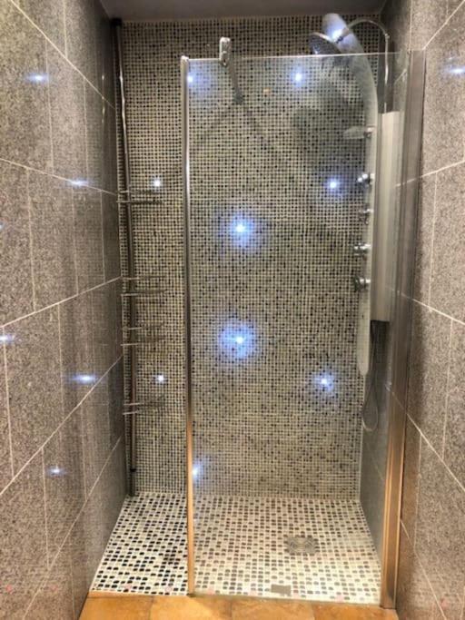 Cosy Studio Design With Modern Bathroom Vaureal Exterior photo