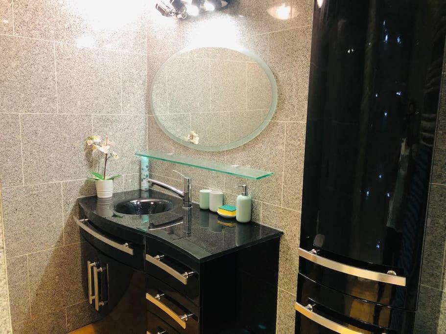 Cosy Studio Design With Modern Bathroom Vaureal Exterior photo
