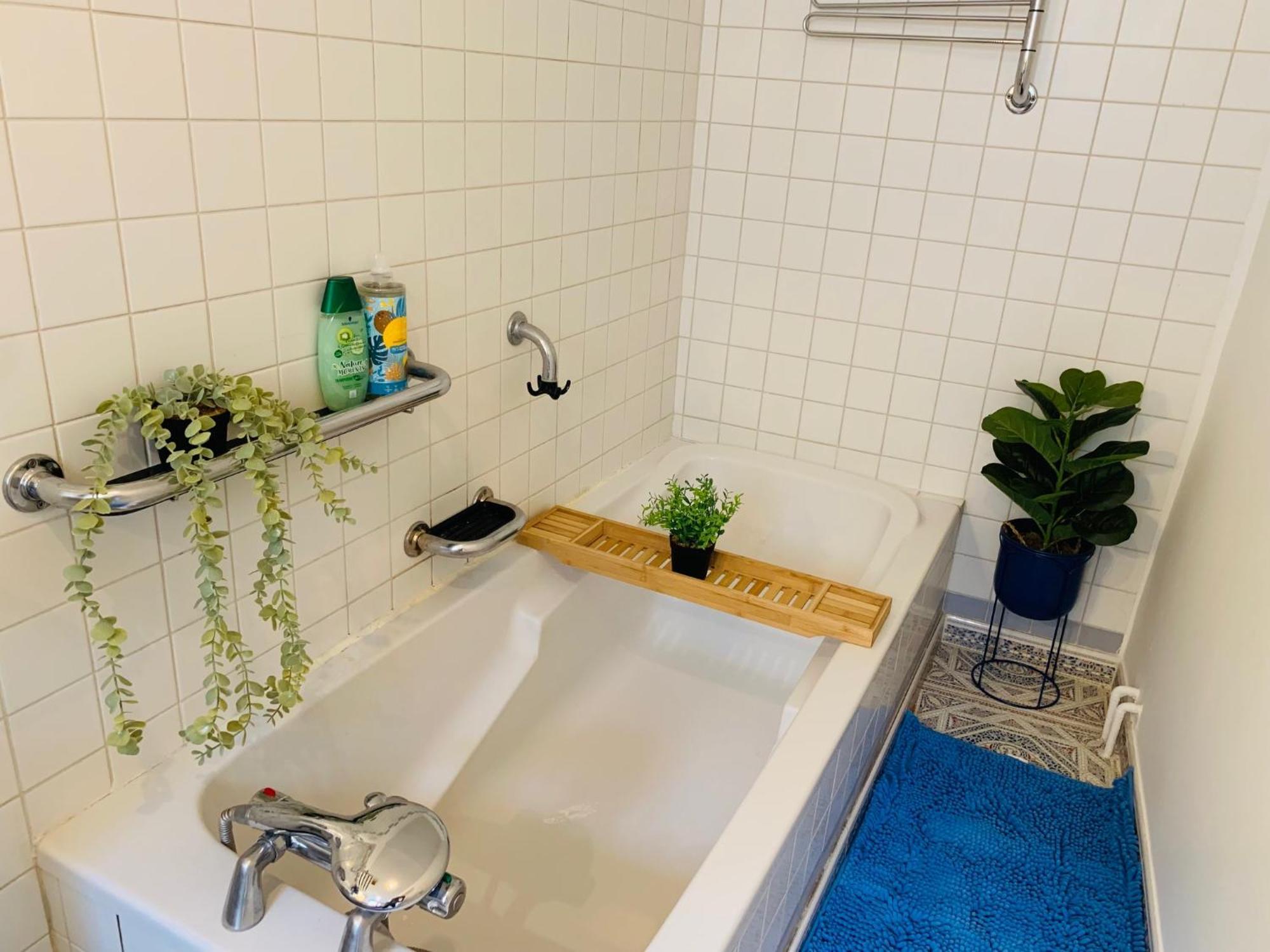 Cosy Studio Design With Modern Bathroom Vaureal Exterior photo